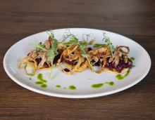 Bramborová lokše s trhaným kachním masem a červeným zelí