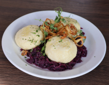 Bramborové knedlíky plněné uzenou krkovicí z jatek Machač, červené zelí