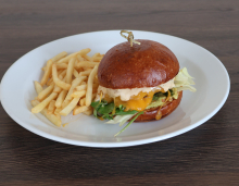 Burger s mletým hovězím masem, majonézou s jalapeños, guacamole a sýrem čedar, hranolky
