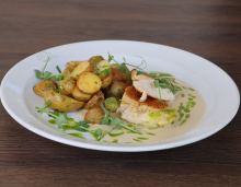 Grilované kuřecí prso, omáčka z pečeného česneku, pečené brambory grenaille