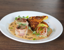 Grilované medailonky z vepřové panenky se slaninou, pepřová omáčka, gratinované brambory se smetanou