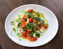 Grilovaný sýr z farmy s rajčaty na salátku, domácí pečivo