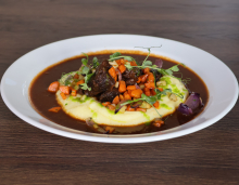 Hovězí líčka na červeném víně, bramborová kaše