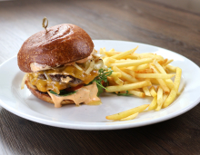 Hovězí smash burger v máslové housce s čedarem, rajčaty  a paprikovou majonézou, hranolky