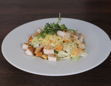 Náš Caesar salát se zauzenou majonézou, grilovaným kuřecím masem, krutony a sýrem Sklepník z farmy Menšík