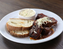 Pečená vepřová žebra v naší BBQ omáčce, salát Coleslaw, domácí opečený chléb