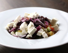 Řecký salát s olivami kalamata a sýrem feta