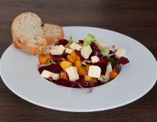 Směs salátů s grilovanou dýní, marinovanou řepou, pomerančem a sýrem z farmy Menšík, domácí pečivo