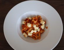 Tagliatelle s rajčatovou omáčkou a farmářským sýrem