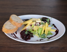 Variace sýrů z farmy Menšík, směs salátů s karamelizovanou cibulí, domácí pečivo